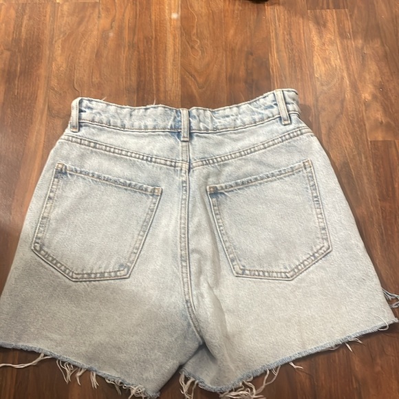 Zara TRF light wash denim shorts. - Picture 4 of 4